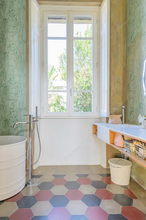Pavimento in cementine rosse, nere e bianche nel bagno con vasca
