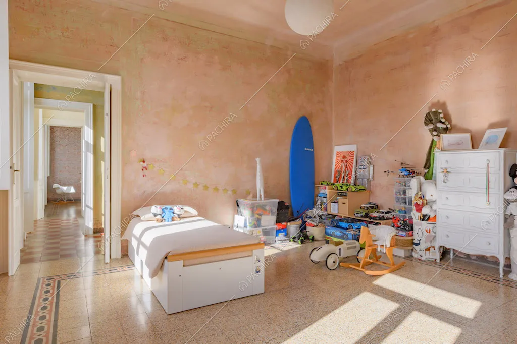 Pareti délabré nella camera da letto dei bambini