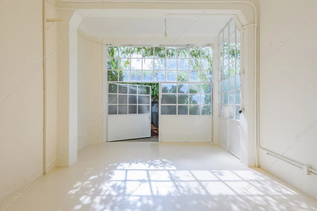 Grande box total white con porta-finestra in stile industriale