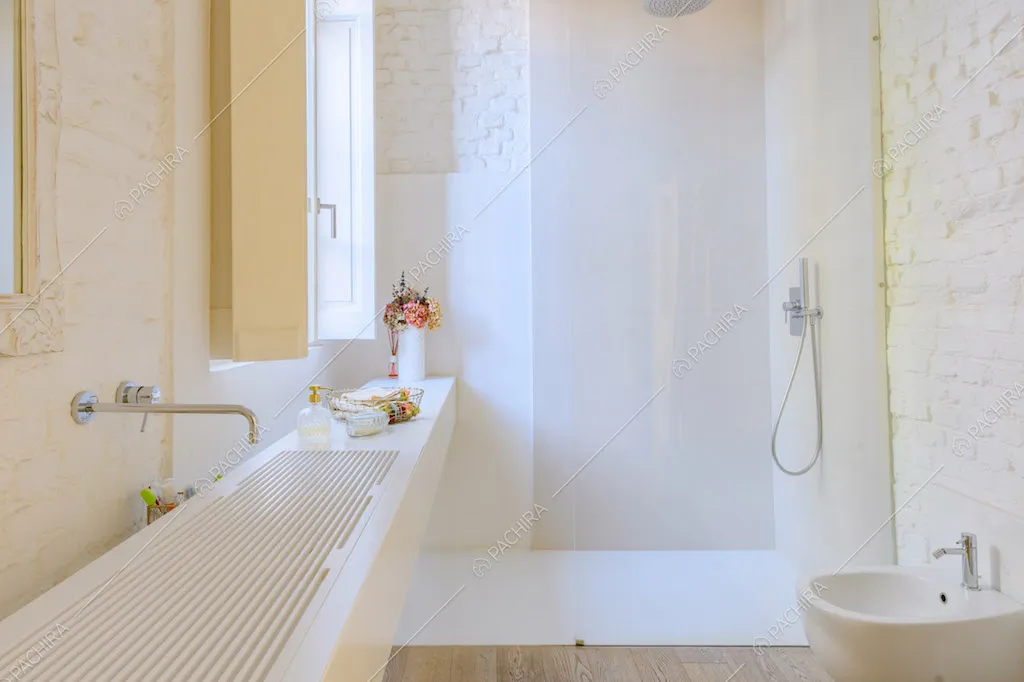 Lungo mobile bagno, pavimento in parquet e pareti in mattoncini bianchi a vista