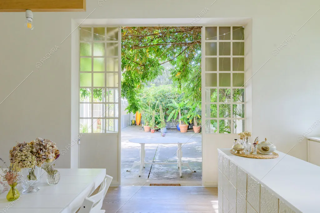 Dalla zona living con pavimento in parquet vista sul giardino tramite porta-finestra