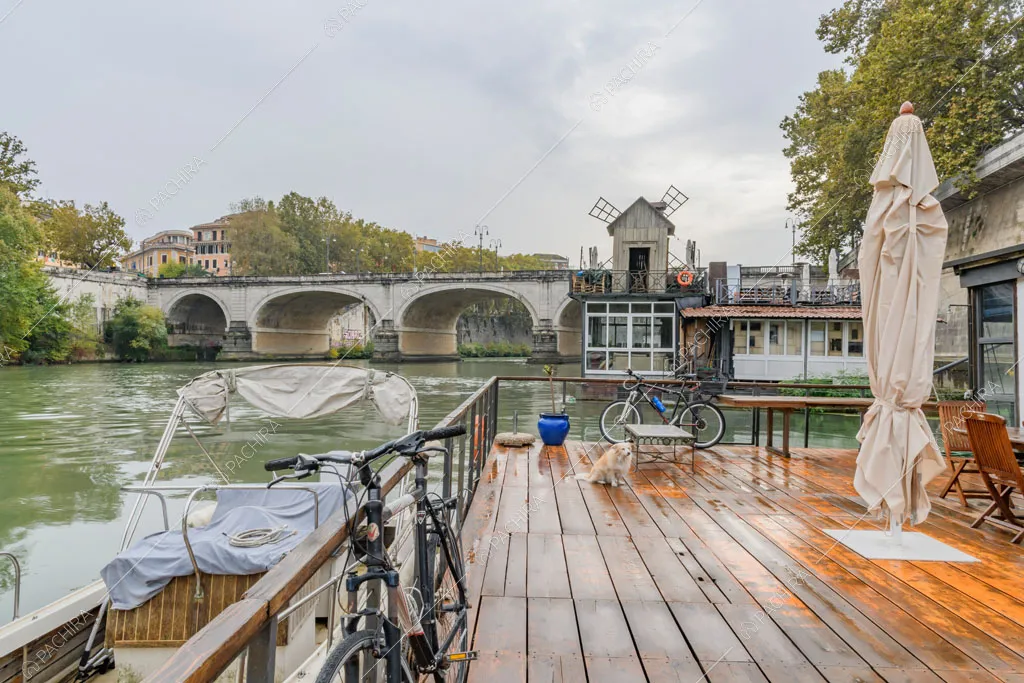 Vista sul Tevere dalla terrazza con parquet da esterni