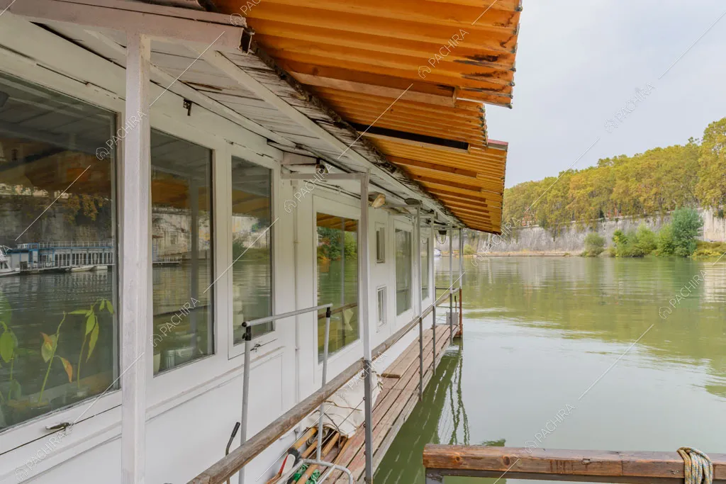 Vista sugli esterni della location e sul Tevere