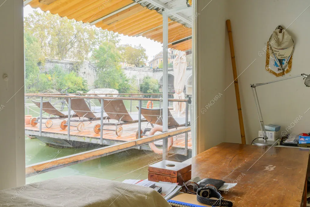 Dalla scrivania della camera da letto vista sul Tevere tramite la grande vetrata