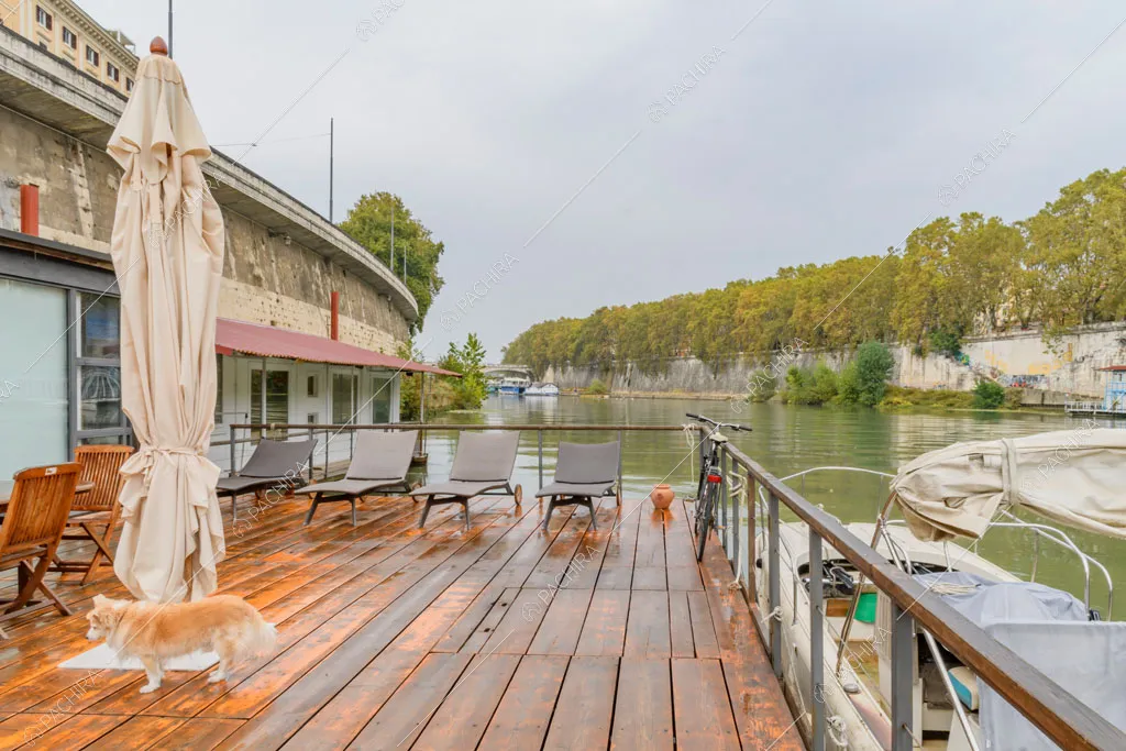 Terrazza con parquet da esterni e vista sul fiume