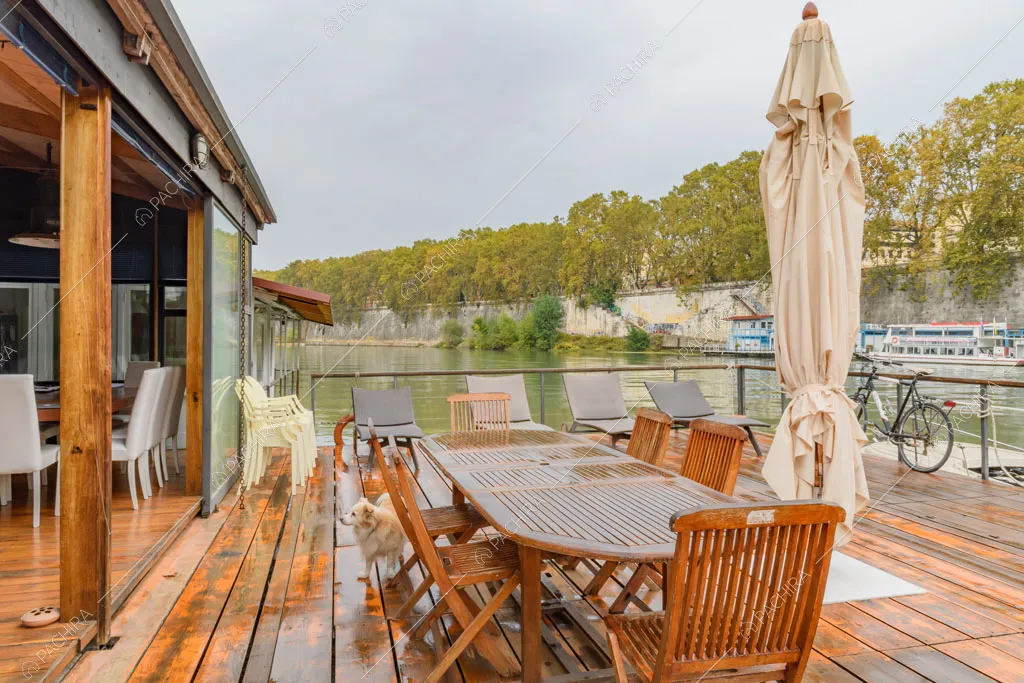Tavolo da pranzo da esterni sulla grande terrazza con vista sul fiume