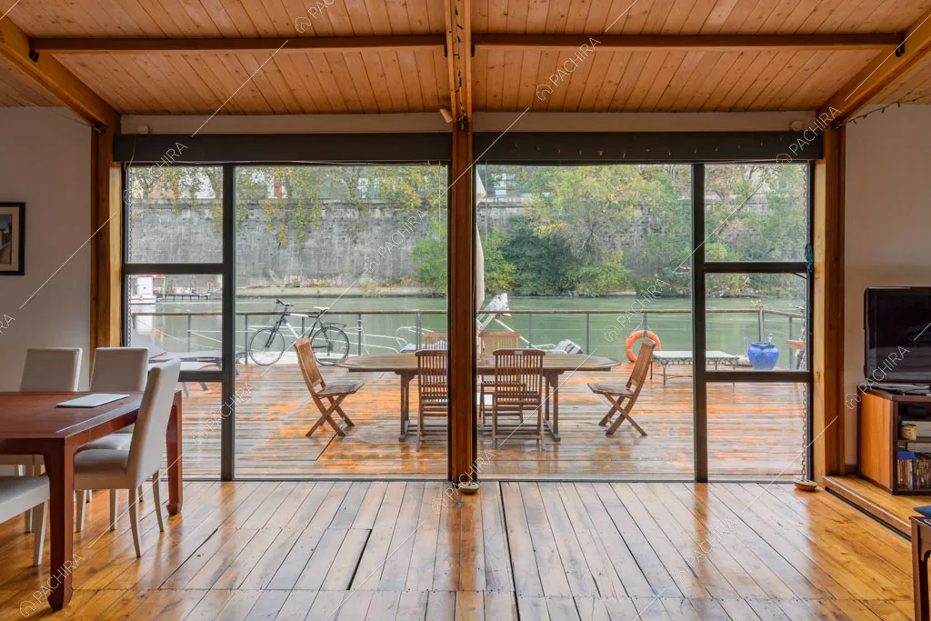Dalla luminosa sala vista sulla grande terrazza sul Tevere attraverso le vetrate