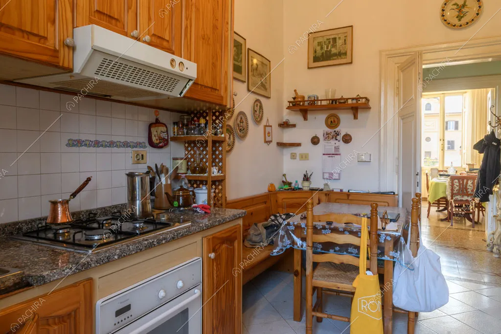 Fornelli a gas nella cucina con piano da lavoro in marmo e pavimento in piastrelle bianche
