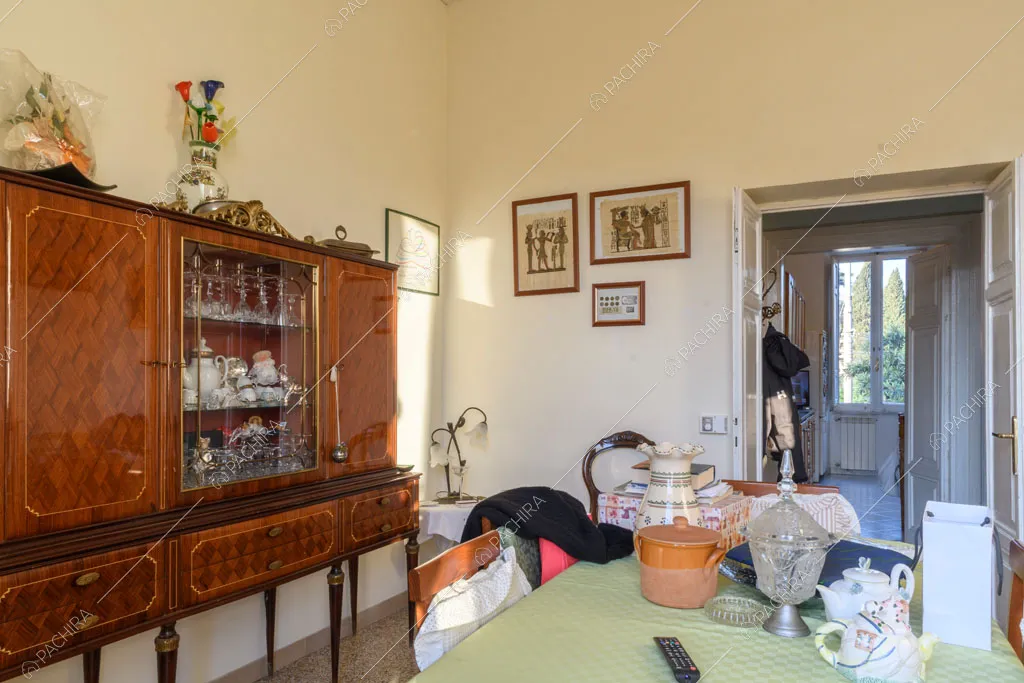 Credenza antica nella luminosa sala da pranzo con pareti gialle