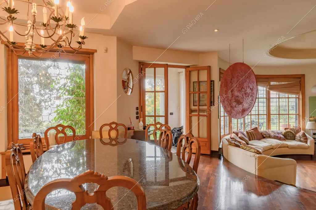 Tavolo da pranzo ovale in marmo e vista sul salotto ribassato rotondo