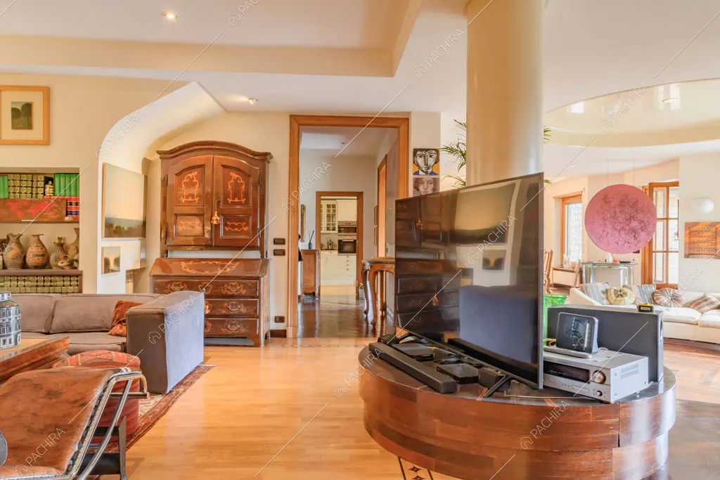 Pavimento in parquet nella sala con colonna e divani vari