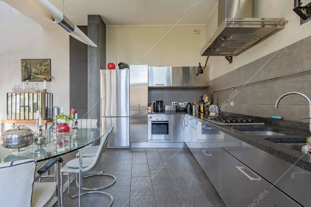 Fornelli a gas della cucina a parete nella grande zona living con pavimento grigio
