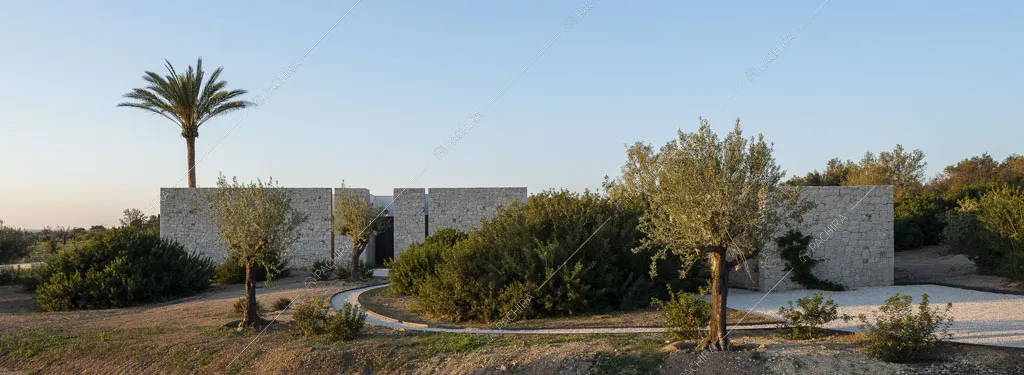 Vista sul vialetto per accedere alla location e sulle mura bianche che circondano il giardino