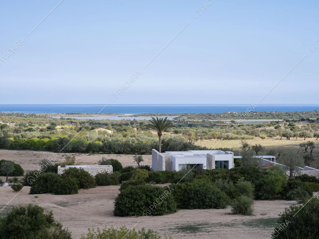 Vista sulla villa bianca, sulla natura circostante e sul mare