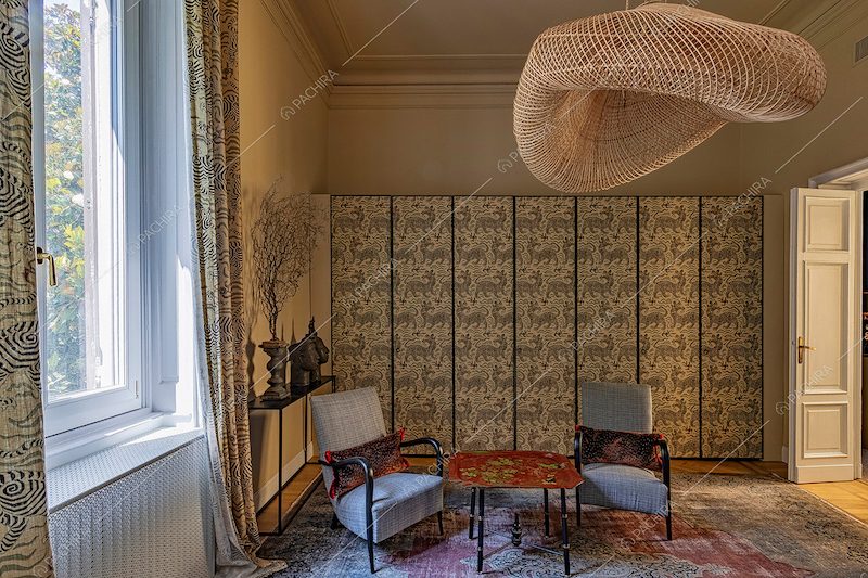 Stanza con arredamento di design, vetrata, pavimento in parquet e carta da parati