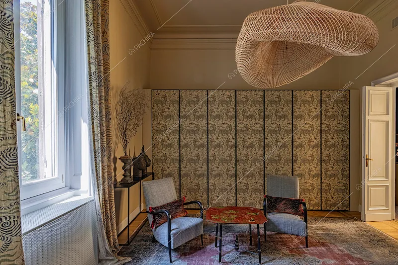 Stanza con arredamento di design, vetrata, pavimento in parquet e carta da parati