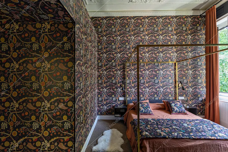 Carta da parati a tema floreale nella luminosa camera da letto con boiserie sul soffitto