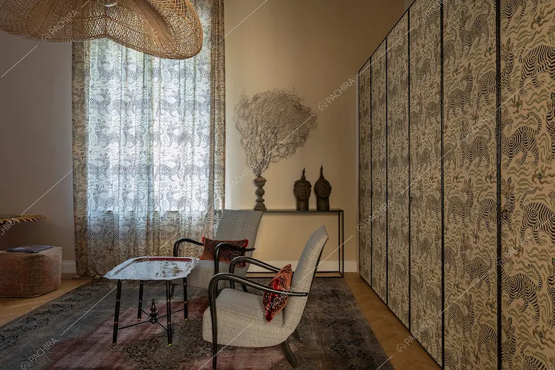 Armadio con carta da parati nella stanza dalle pareti beige e con parquet