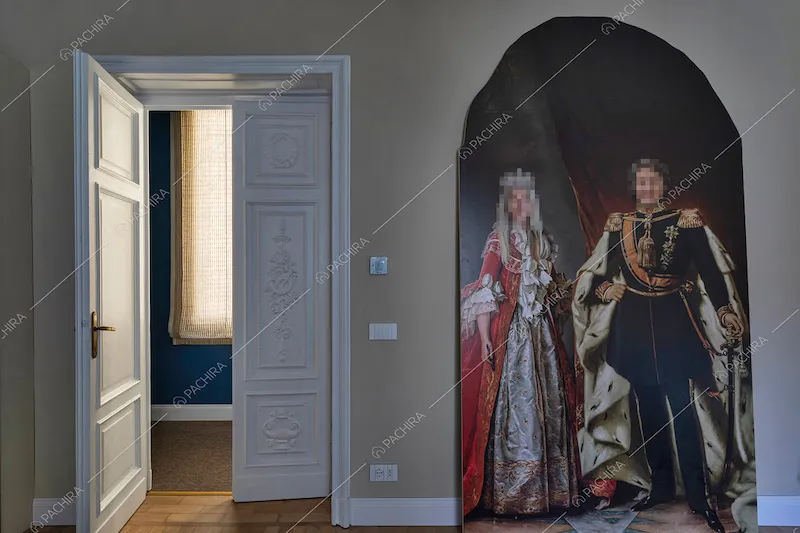 Boiserie sulla porta bianca della stanza con pareti beige e quadro