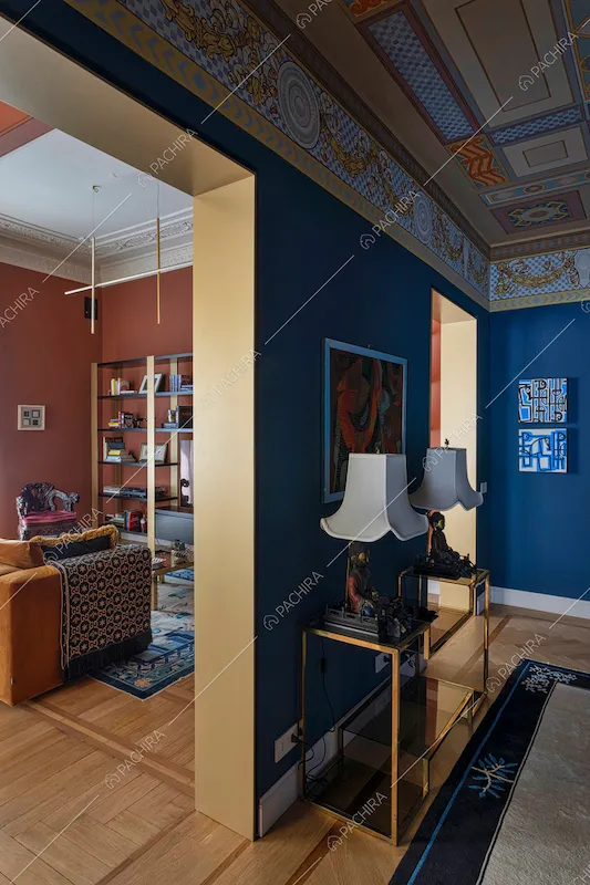 Soffitto affrescato, pareti blu e vista sulla zona living con pavimento in parquet
