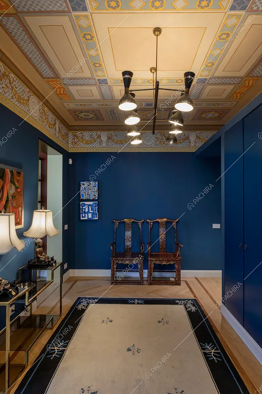 Pavimento in parquet nell'atrio con pareti blu, soffitto affrescato e sedie antiche