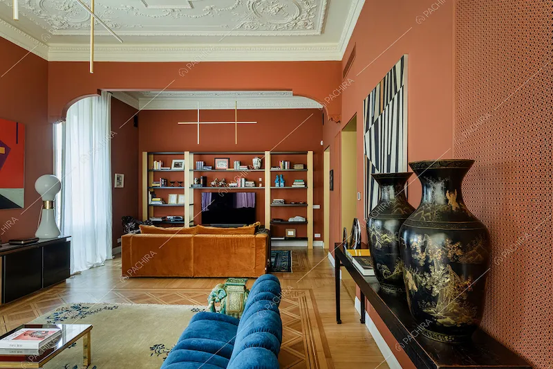 Vasi antichi nella zona living con vetrate, lampadari di design e pavimento in parquet
