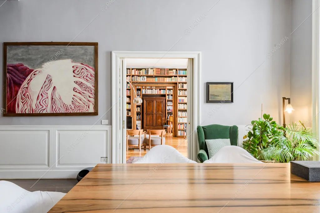 Scorcio sulla sala e lo studio dal tavolo in legno della sala da pranzo