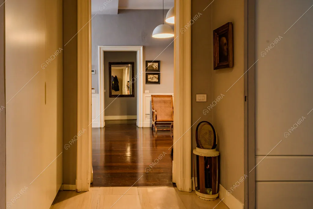 Atrio con armadio a muro e vista sulla zona living con pavimento in parquet