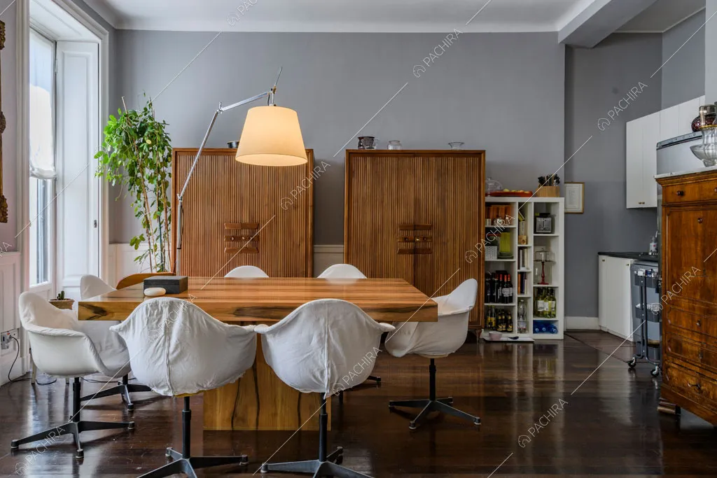 Armadi e credenze nella sala da pranzo con pareti grigie e pavimento in parquet