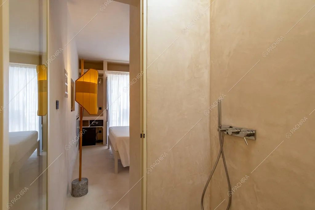 Box doccia nel bagno privato della camera da letto matrimoniale