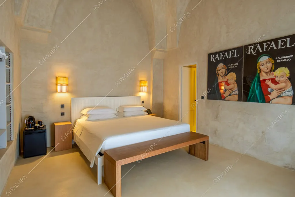 Poster nella camera da letto matrimoniale con panca in legno