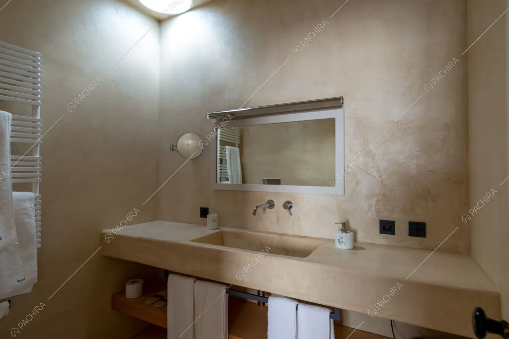Bagno con specchio rettangolare e scaldasalviette