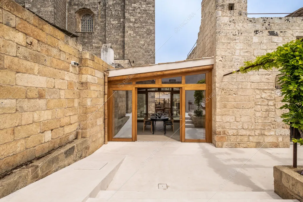 Vista sulla veranda usata come sala da pranzo con tavolo nero