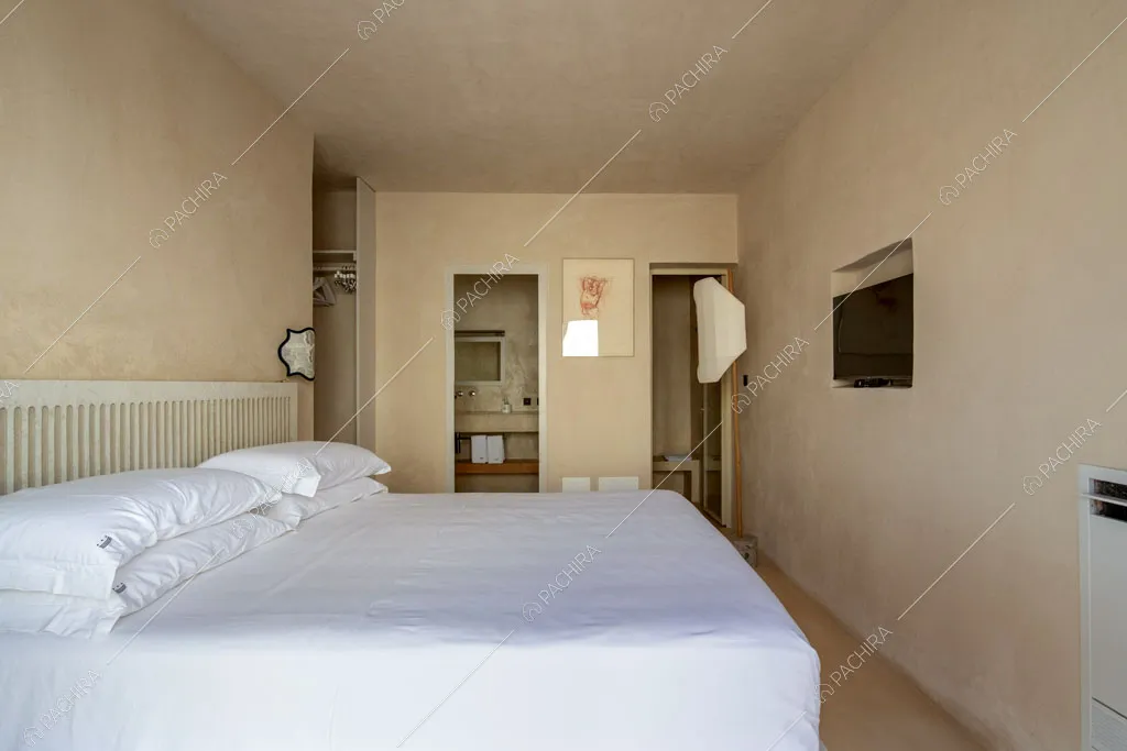 Letto matrimoniale nella luminosa camera da letto con bagno privato