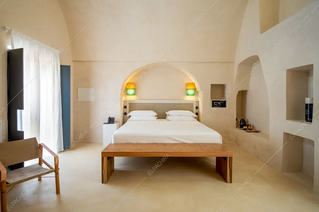Luminosa camera da letto matrimoniale con armadi scavati nel muro
