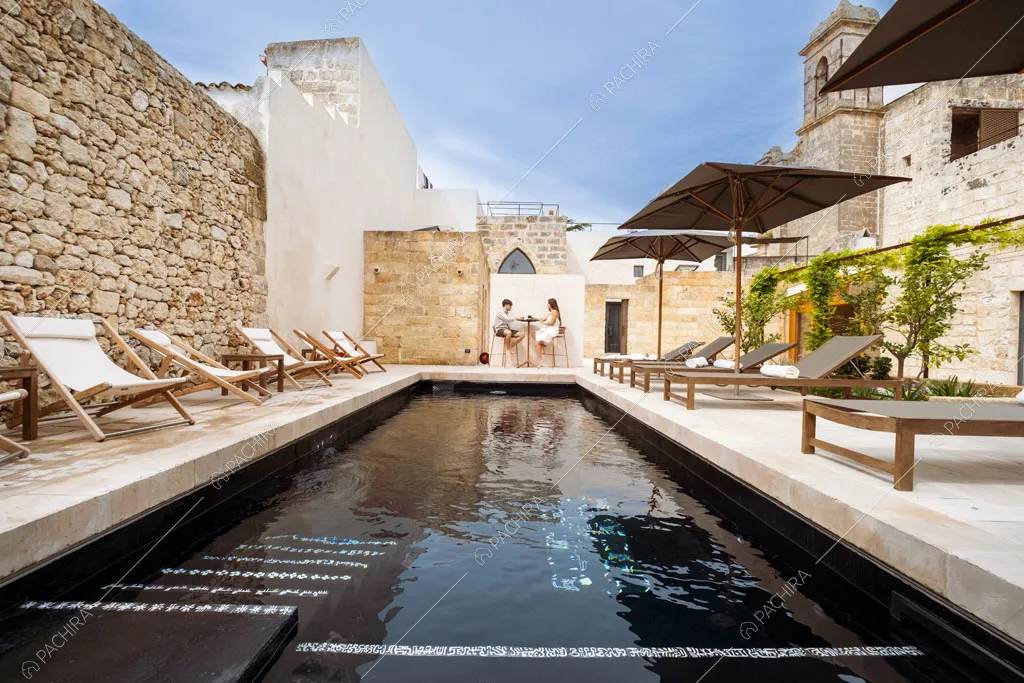 Dalla piscina nera vista sugli esterni della location