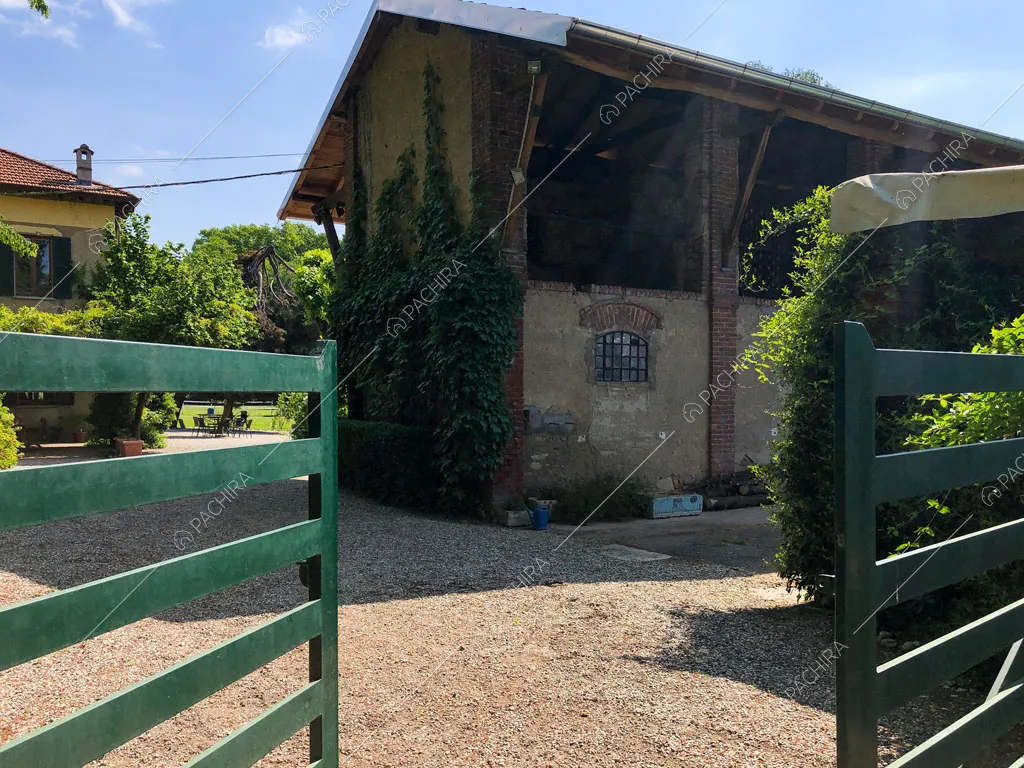 Cancello verde per accedere alla scuderia e alla location