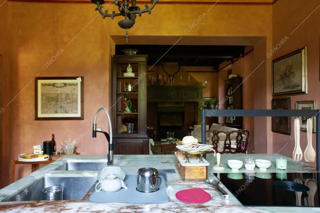 Fornelli a induzione sul piano della cucina in marmo con doppio lavandino