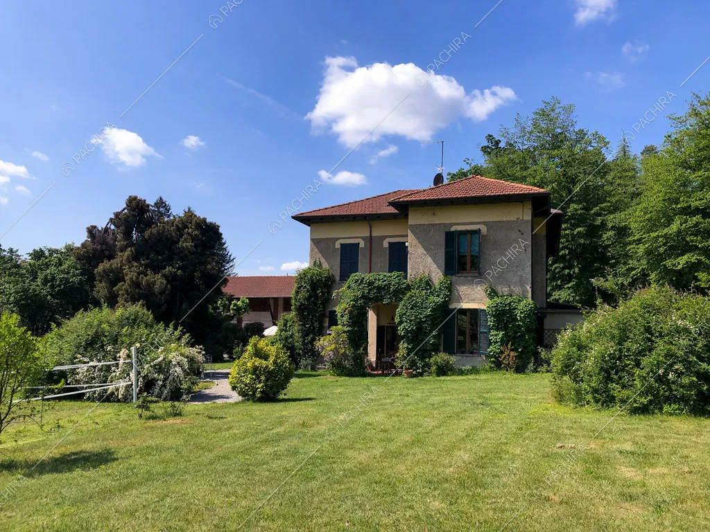 Dal curato parco vista sugli esterni con rampicanti della location