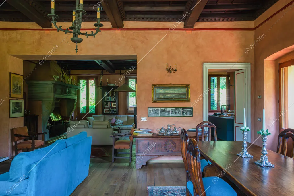 Pavimento in parquet nella sala da pranzo con vista sul camino con boiserie