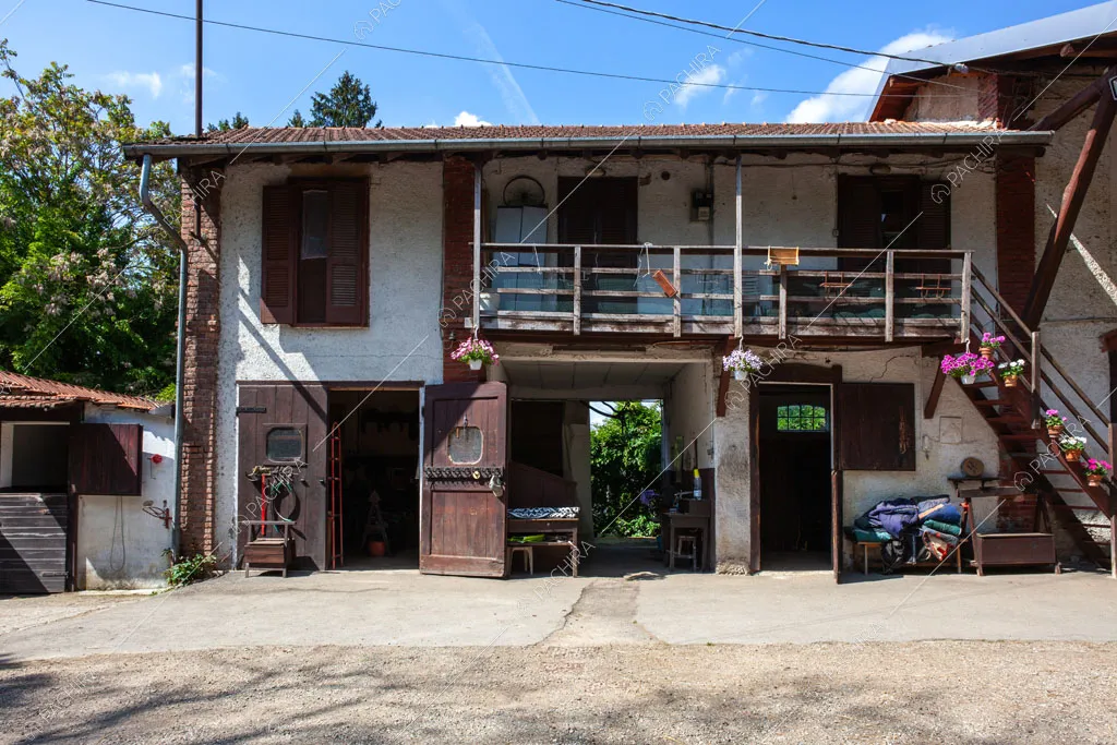 Vista sulla scuderia su due piani della location