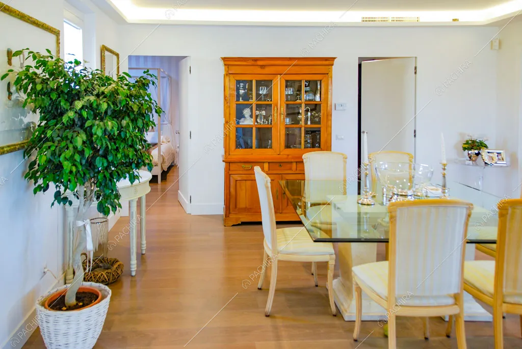 Pavimento in parquet nella sala da pranzo con credenza antica in legno