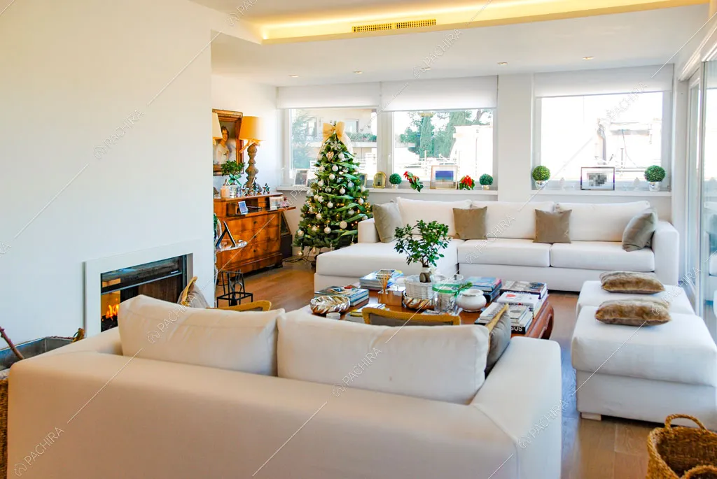 Luminosa zona living con divani bianchi, pavimento in parquet e camino