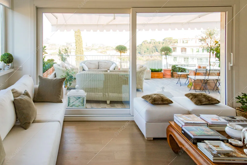Pavimento in parquet della zona living con porta-finestra per accedere alla terrazza