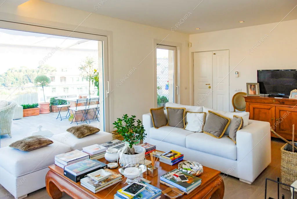 Dalla zona living con divani bianchi vista sulla terrazza tramite la porta-finestra