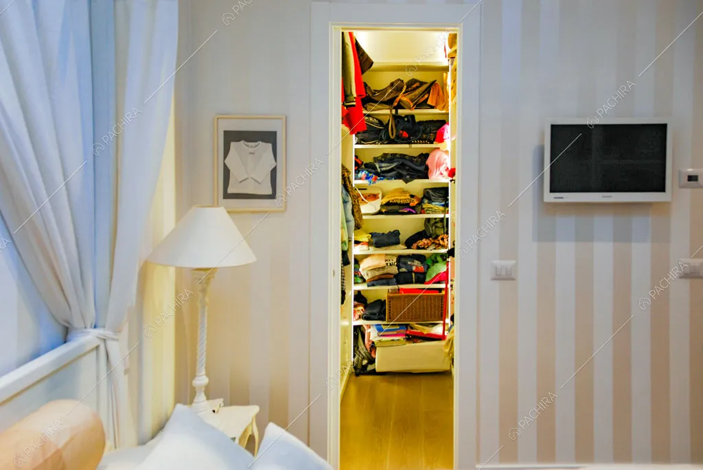 Cabina armadio della camera da letto dei bambini con carta da parati a righe