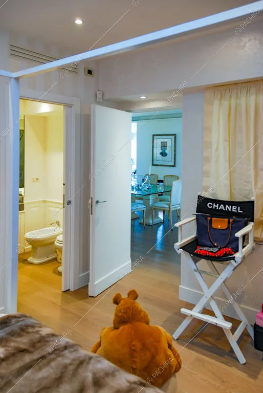 Pavimento in parquet e bagno privato nella camera da letto dei bambini