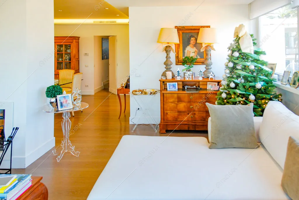 Divano bianco angolare nella zona living con pavimento in parquet