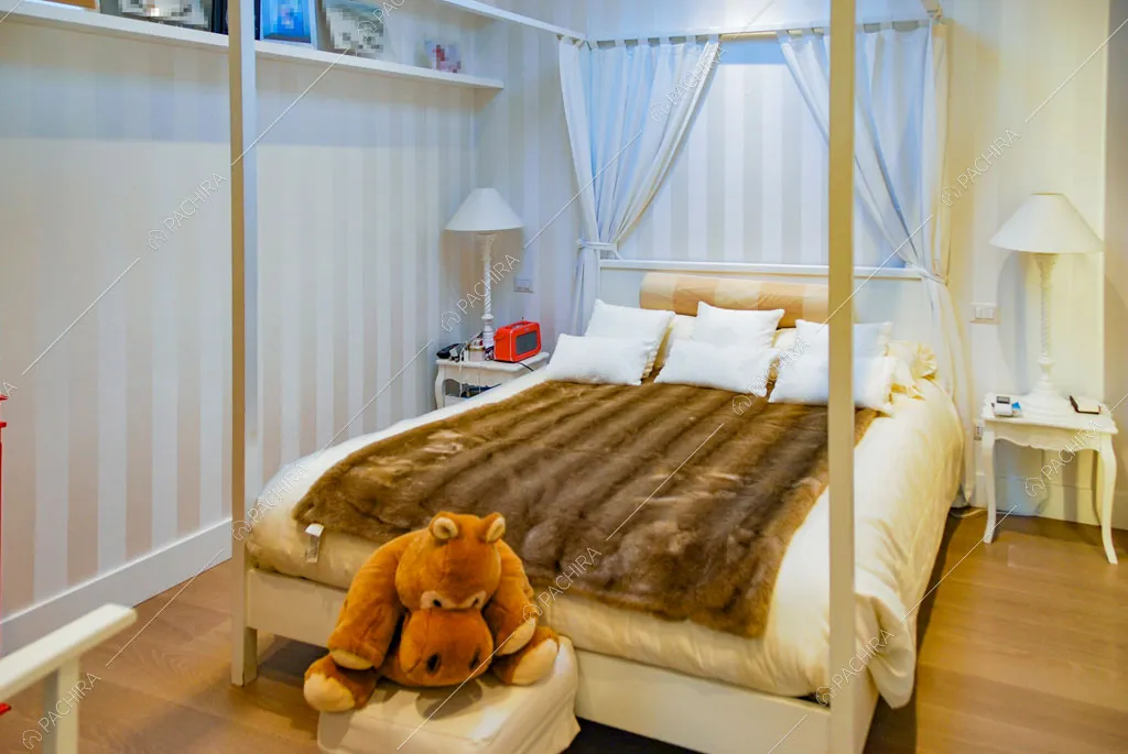 Camera da letto dei bambini con baldacchino e carta da parati a righe