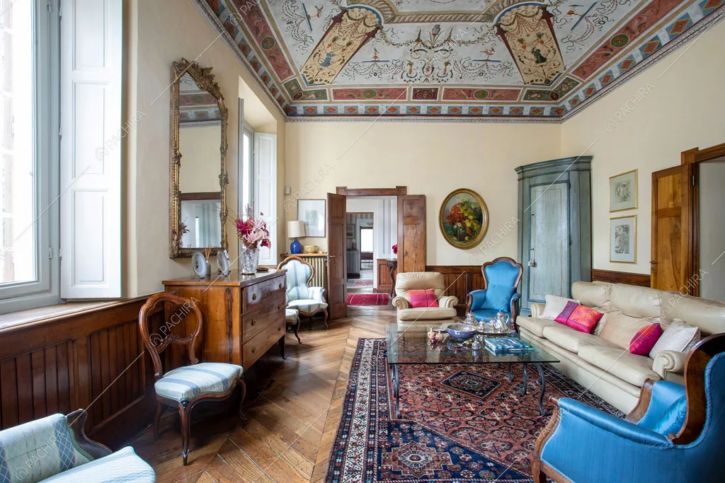 Salone con soffitto affrescato della villa Accona, location in stile classico a Ravenna